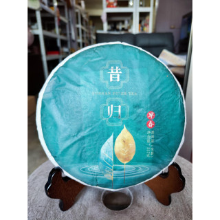 足賀藝品 KAAN 2022年 雲南大葉種 昔歸早春 普洱茶 一標一餅 一餅約357公克 (生茶)***