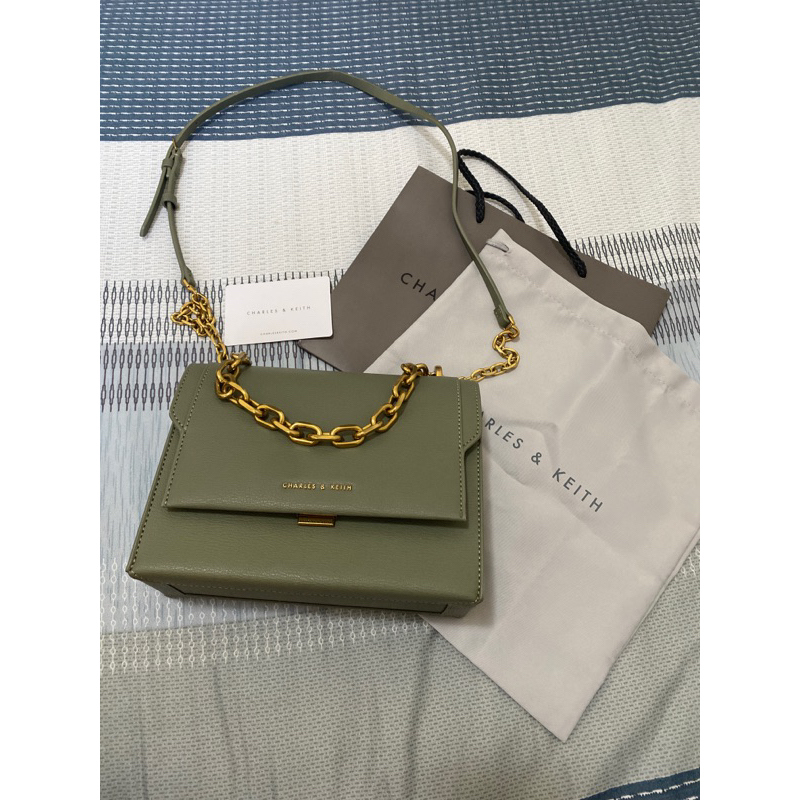 【CHARLES & KEITH】 小CK 鍊條掀蓋斜背包-灰綠色