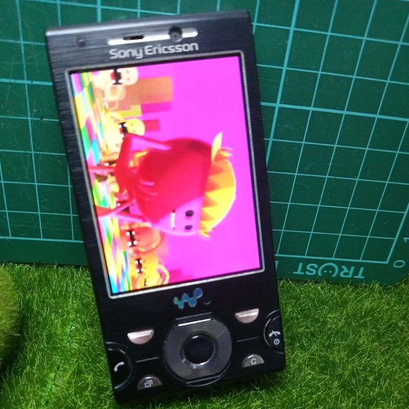 Sony Ericsson W995非新品無盒無配件手機一支電池一個可開機攝影場景擺飾