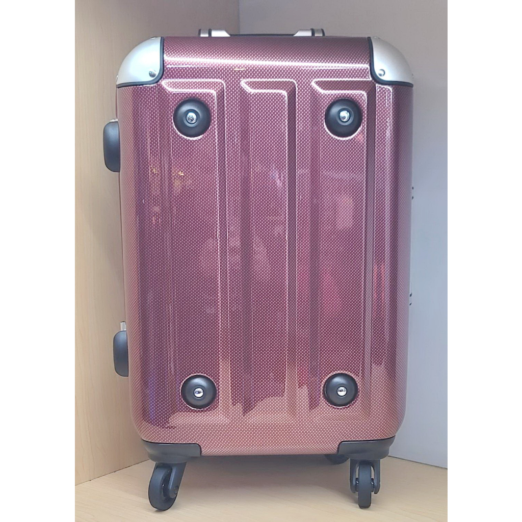 MOM JAPAN日本品牌 18吋 輕量化護角鋁框鏡面 碳纖維紋路 旅行箱 登機箱-紅色 3008