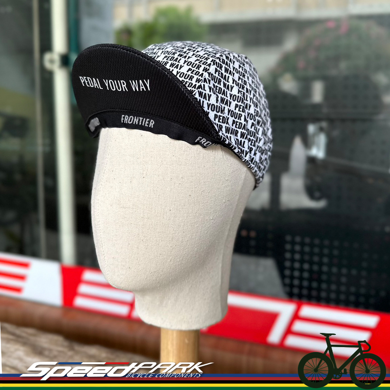【速度公園】Frontier 新款 自行車小帽 (白底LOGO字) 單一尺寸 快速導汗 排濕散熱 小帽