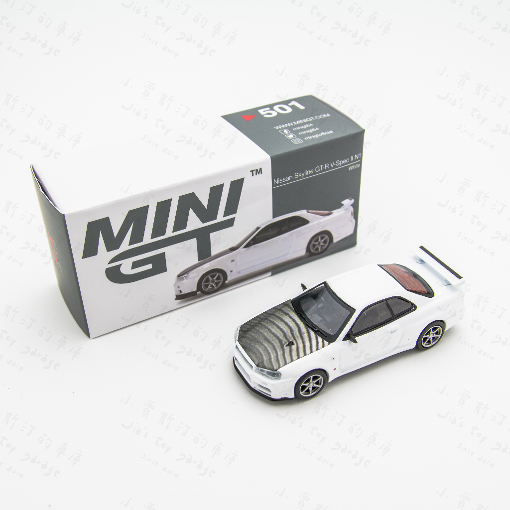 (小賈車庫) 1/64 MINI GT #501 黑蓋白 #R34 Nissan Skyline GT-R V-Spec