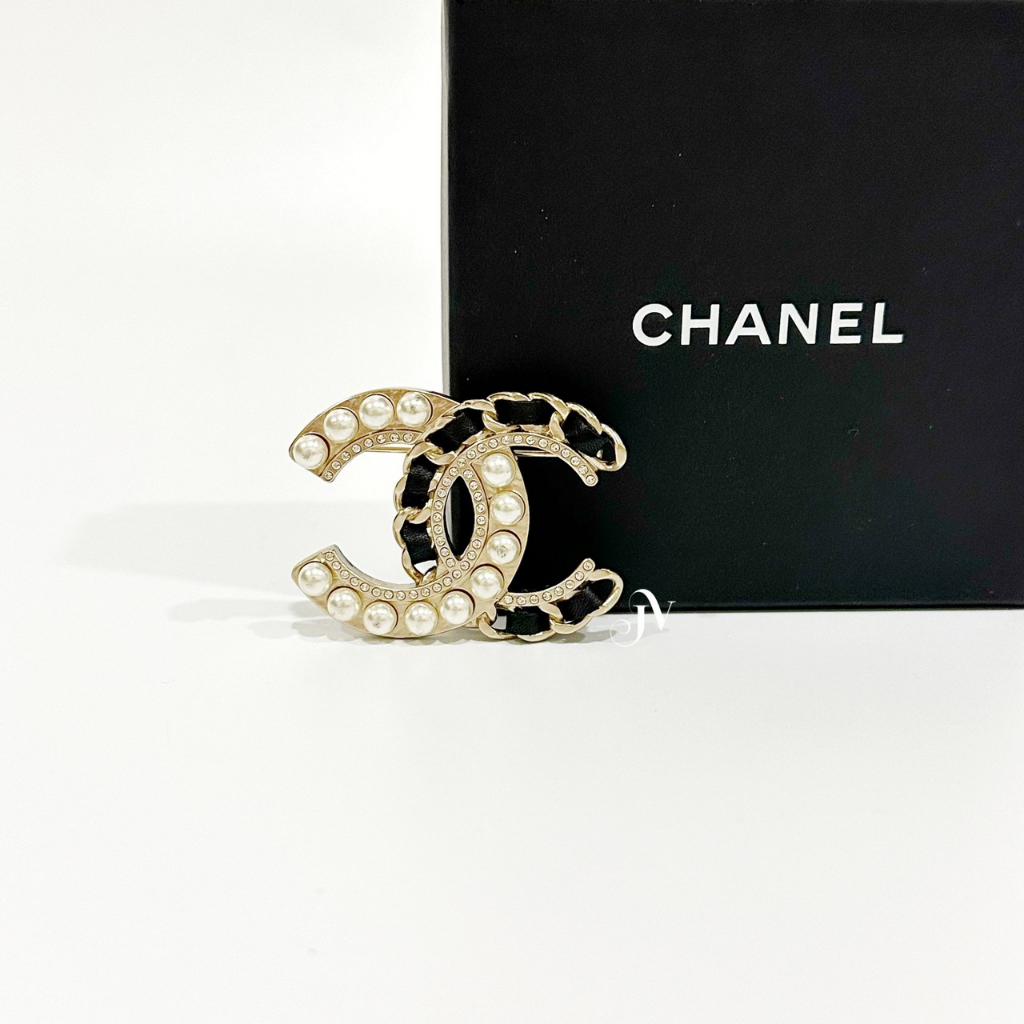 Chanel雙C皮穿鍊拚珍珠造型胸針(JA0445)