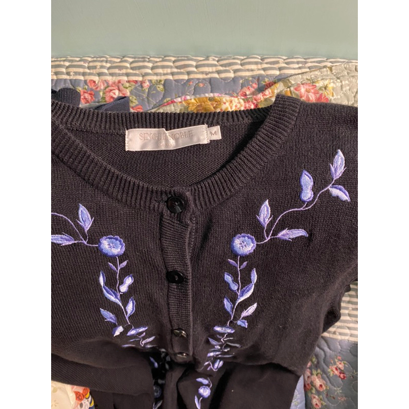 妮娜花園～9.5新～M以下～💐single noble(M）獨身貴族美麗藍色刺繡花卉黑色兩件式針織背心小外套