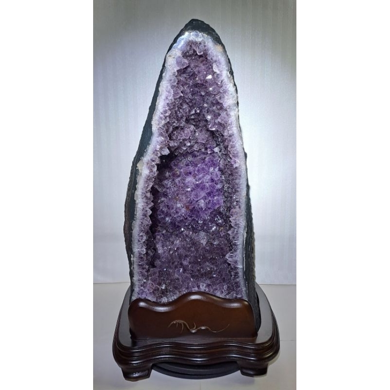 烏拉圭紫水晶、紫晶洞，金型帶木型，洞深13公分，淨重21.95公斤，帶虎牙晶柱及鈦晶，附贈訂製實木底座