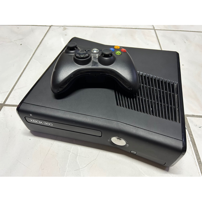 Xbox 360遊戲主機+遙控器  全部$400