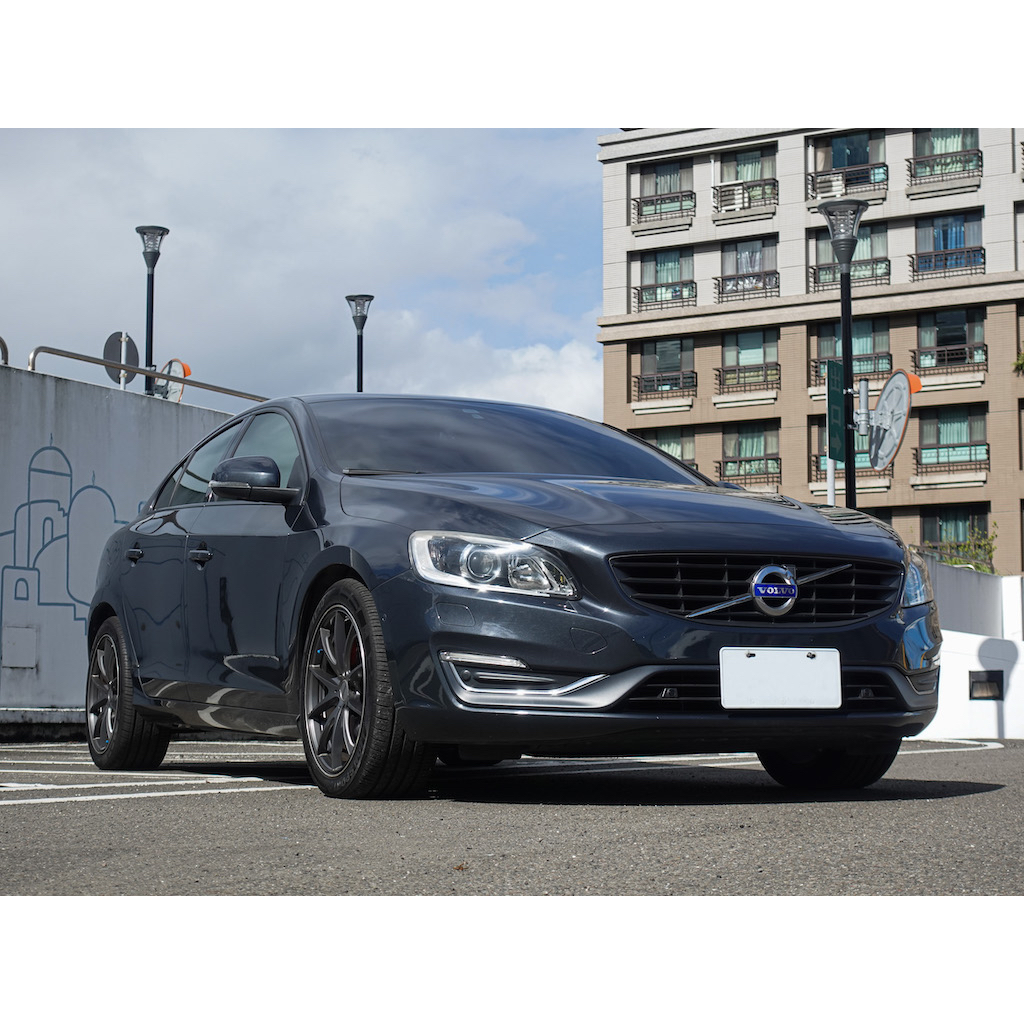 2014年 Volvo S60 D4 2.0,柴油引擎 ，✔︎全新胎皮✔︎鋁圈✔︎四出排氣管✔︎已配合GOO第三方鑑定