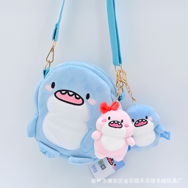 【阿莎麗小舖】❤ 台灣現貨出貨 ❤ 正版肥肥鯊斜跨包 粉粉鯊小娃娃 送禮自用 雷射標籤正版肥肥鯊 情侶用