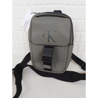 全新 CK Calvin Klein 壓印大logo 手機包 側背包 相機包