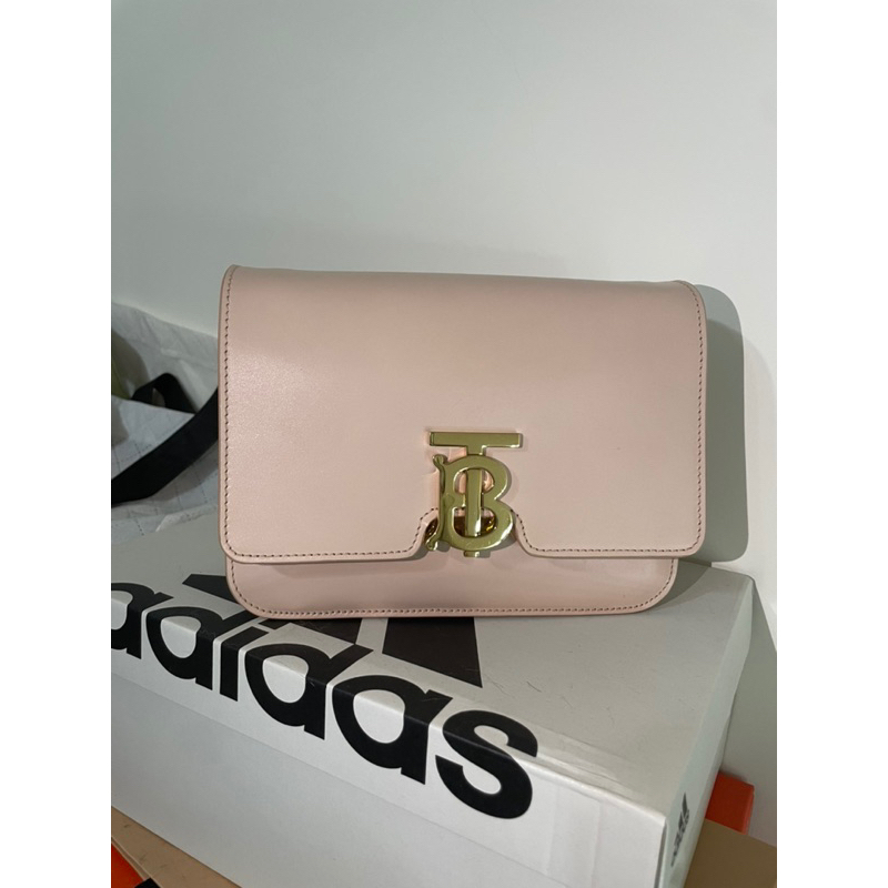 清包櫃！降價售［二手精品］專櫃正品 Burberry TB Bag TB鎖扣包 中號 降價
