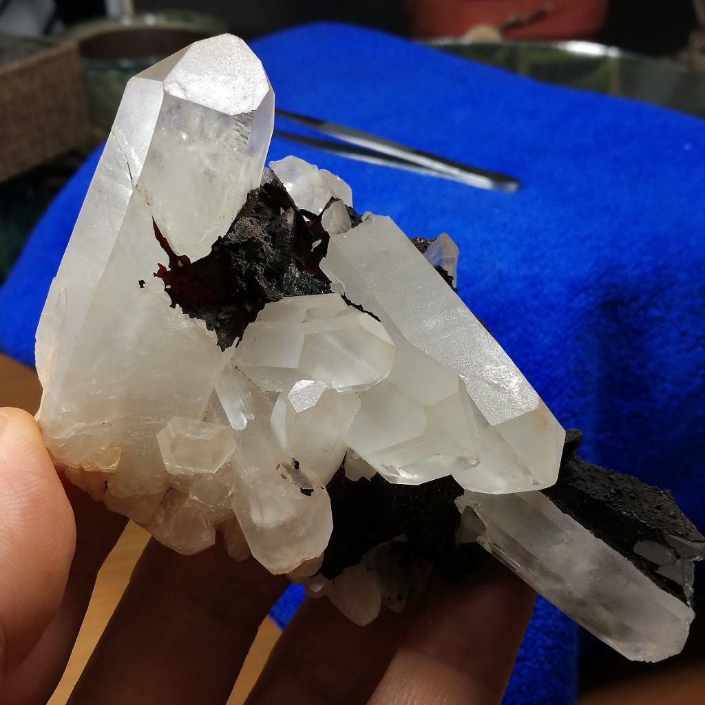 [友克鑫礦業]ac1074約重131.5g-通靈水晶 時光隧道 白水晶簇 水晶簇 原礦