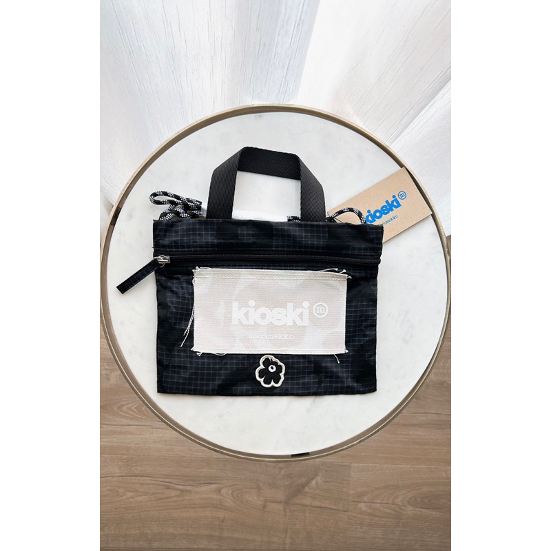 Marimekko Kioski 系列黑花底奶茶米色花拼接斜背小包 側背包 證件包