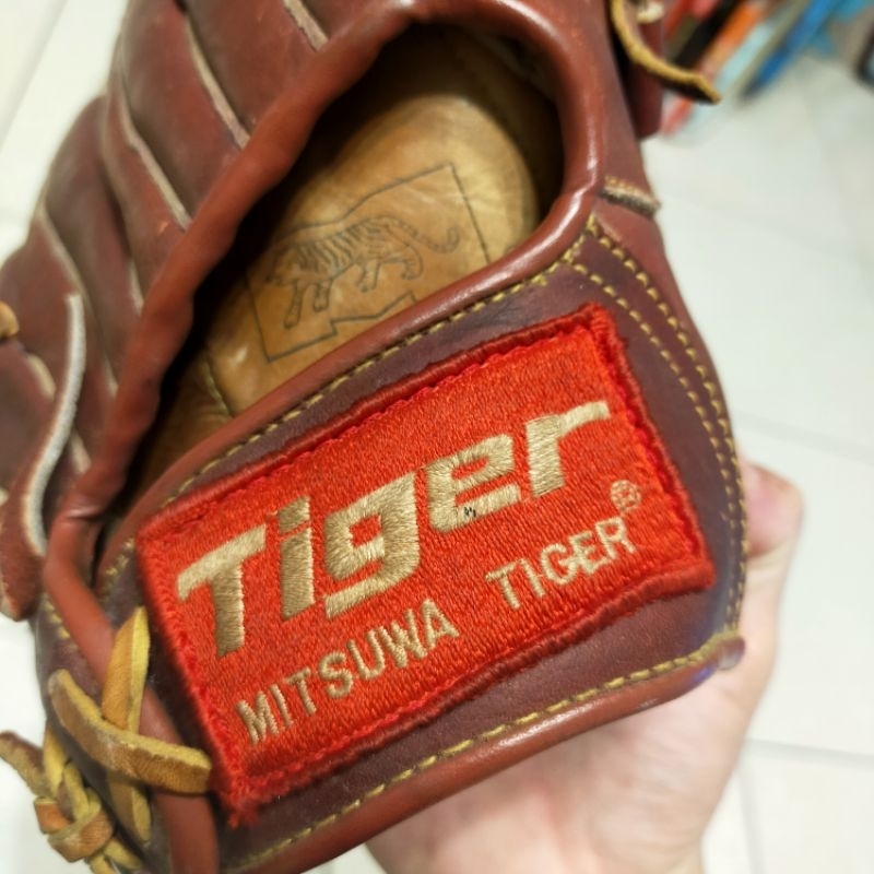 二手 tiger 成人棒球 壘球 手套偏硬 750元