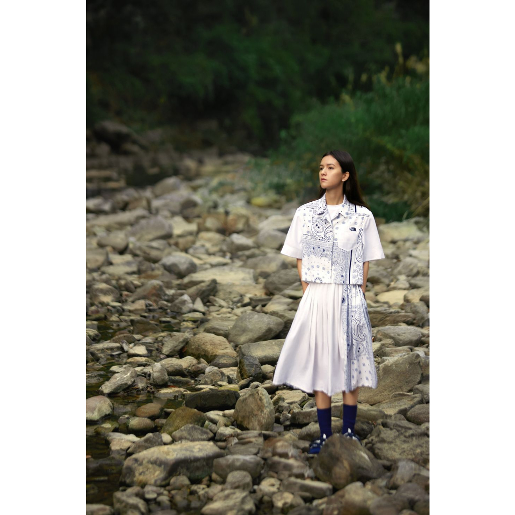 [全新正品]The North Face北面UE女款白色吸濕排汗變形蟲圖騰印花休閒短袖襯衫+白褶裙