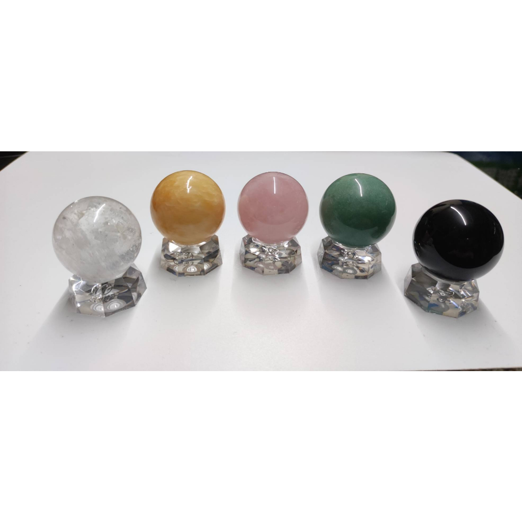 天然五行珠球4公分~白水晶，東凌玉，黑曜石，黃玉，粉晶各一顆+壓克力座5個=一組