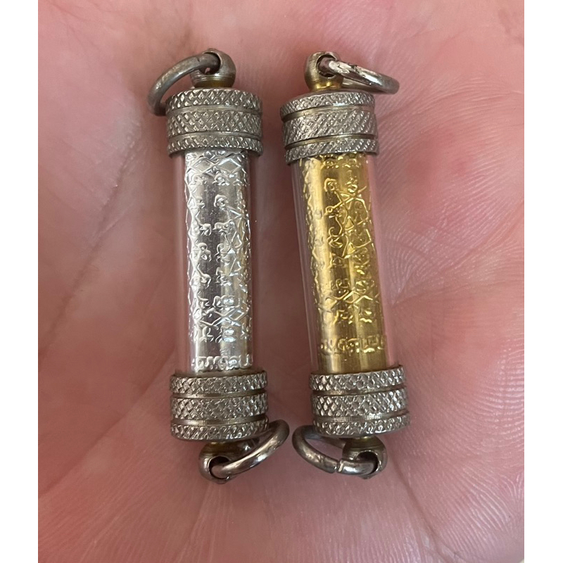 泰國🇹🇭佛牌：低價、金銀色雙掛版、鑽石經文符管、好方便接於鍊子配戴、