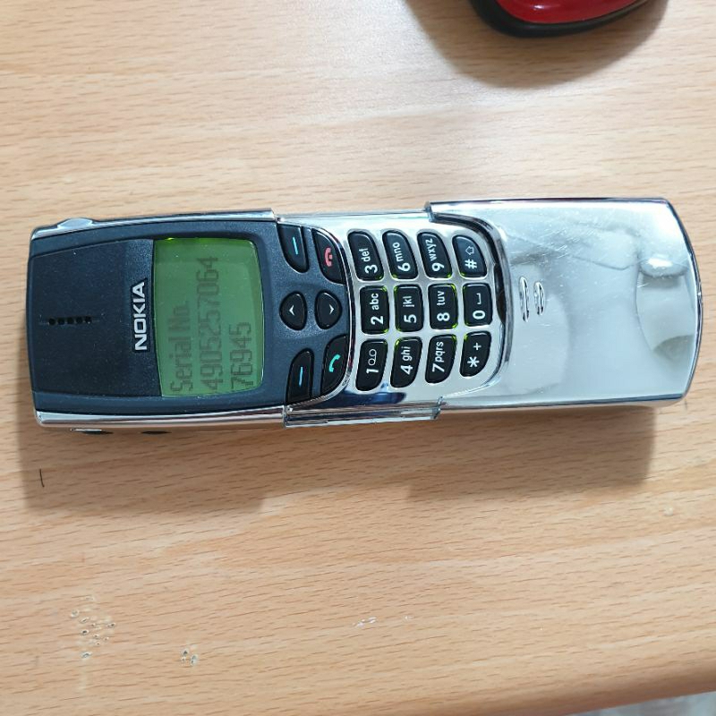 出清經典收藏 Nokia 8810  電鍍銀 芬蘭製  經典滑蓋  2G手機  外觀如圖  單手機  附電池