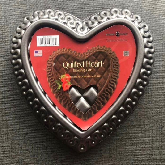 美國 Nordic Ware Quilted Heart Baking Pan 諾迪威衍縫格紋心形烤盤 不沾烤模 烘焙