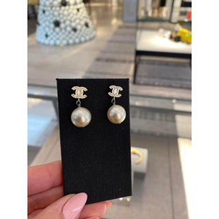 現貨Chanel香奈兒 經典雙C LOGO 水鑽鑲嵌 珍珠墜飾穿式耳環 銀色 🉑️無卡分期