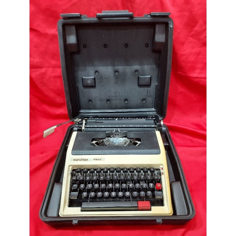 相當有年代的marathon 910DLX打字機，懷舊擺飾都很好看、大約是70年代的