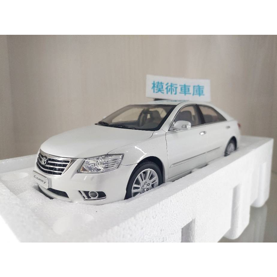 豐田 Toyota Camry 6.5代 1:18模型車 白色