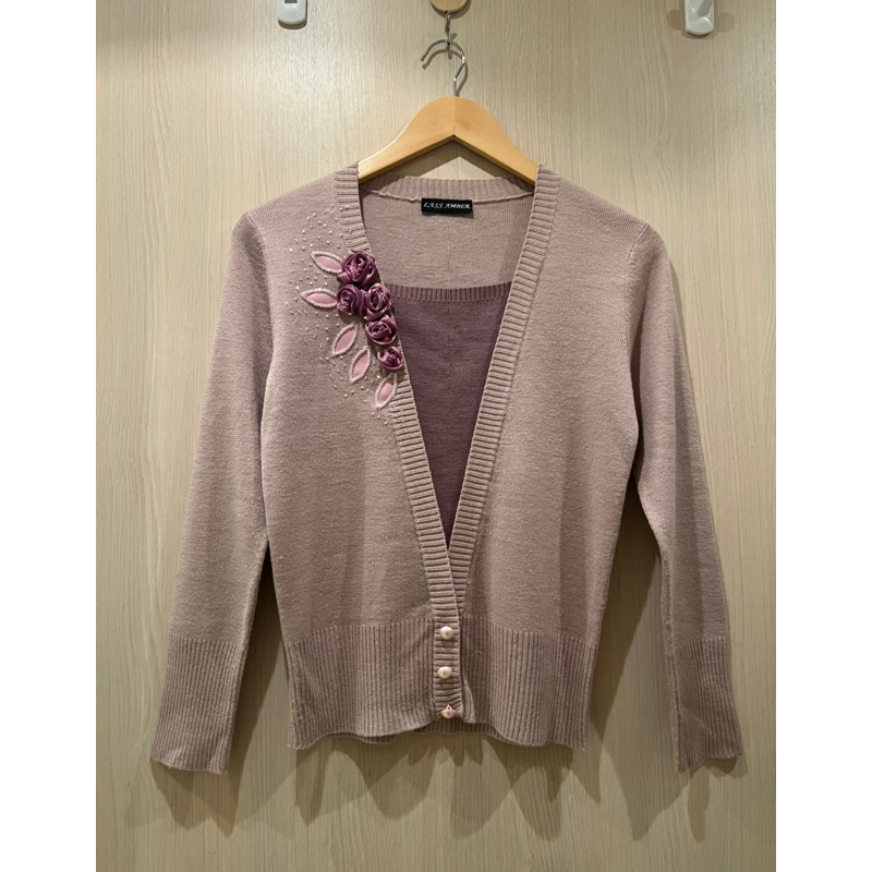 Lass amber 粉紫色長袖針織上衣 （ 專櫃 百貨公司 品牌 服飾 名牌 設計師 紫色 粉色 淺紫色 長袖 V領