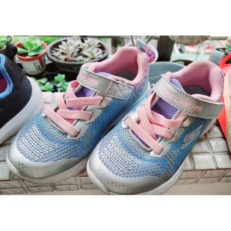 skechers 銀色邊條搭配藍粉色舒適童鞋球鞋US10號，二手約8.5新，鞋底無太多使用磨損，清空間便宜出清
