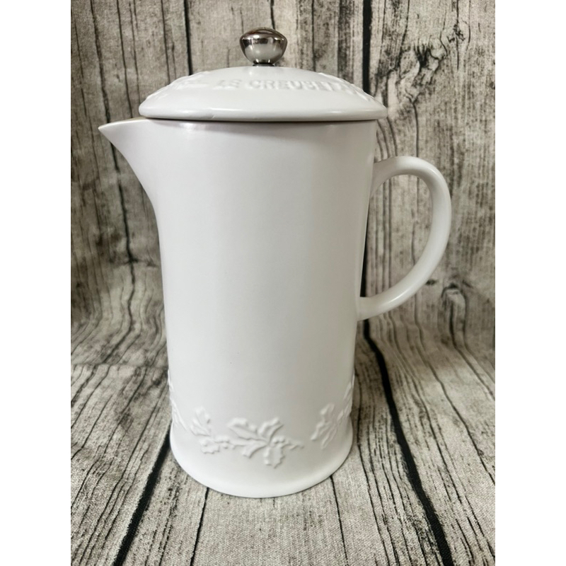 Le Creuset酷彩《冬青圖騰浮雕系列法式濾壓壺—棉花白》