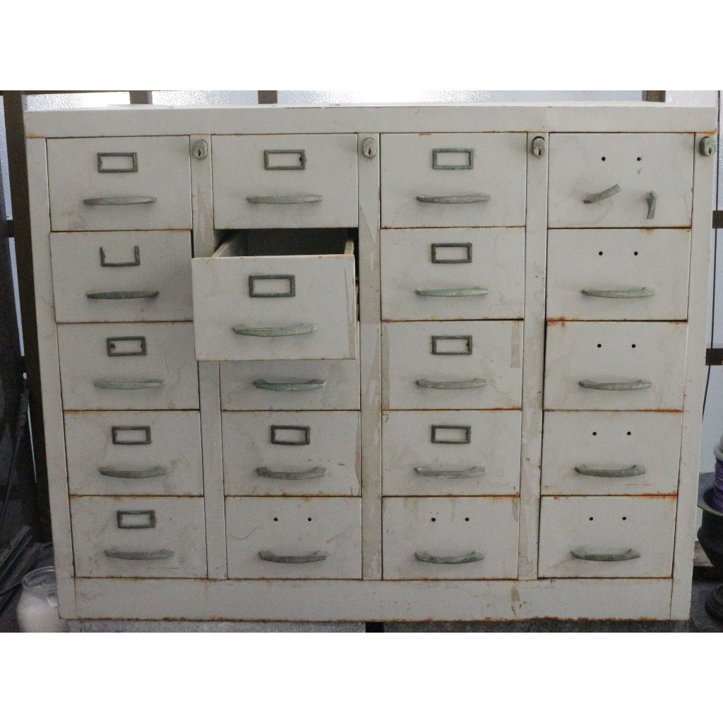 【古物獵藏】收納鐵櫃，表面有歷史的歲月痕跡，些許鏽蝕但不影響使用，適合小物收納展示櫃