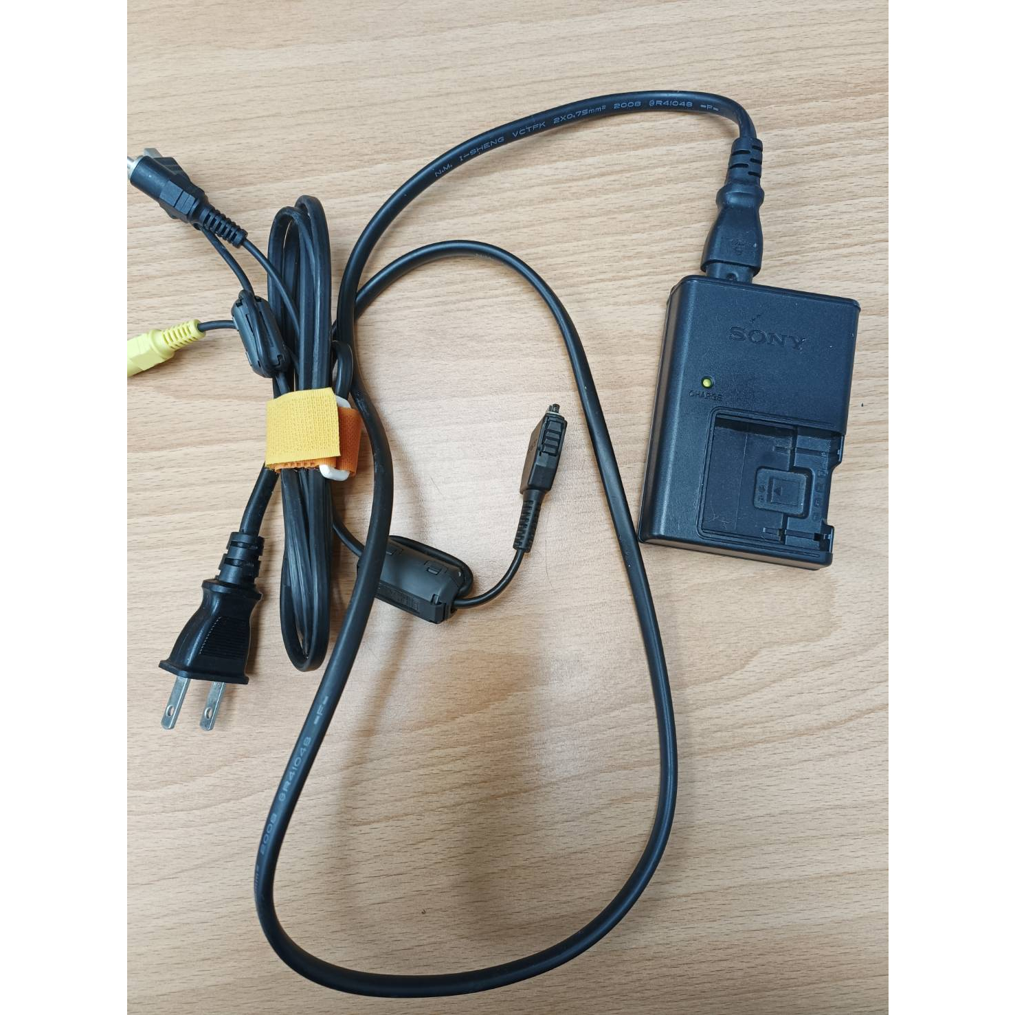二手* SONY T200 原廠BC-CSD充電器+多用途接頭（USB \ AV）