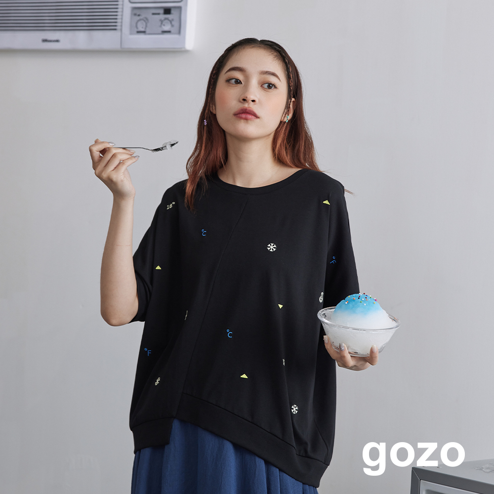 【gozo】冷氣遙控器小繡花特殊剪裁T恤(黑色/淺黃_F) | 女裝 圓領 休閒