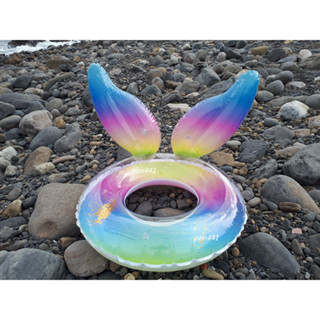 玩樂生活 成人炫彩魚尾雙手把充氣游泳圈 夏天玩水/游泳/戲水 浮排 浮圈 坐圈 (免費維修 瑕疵換新)