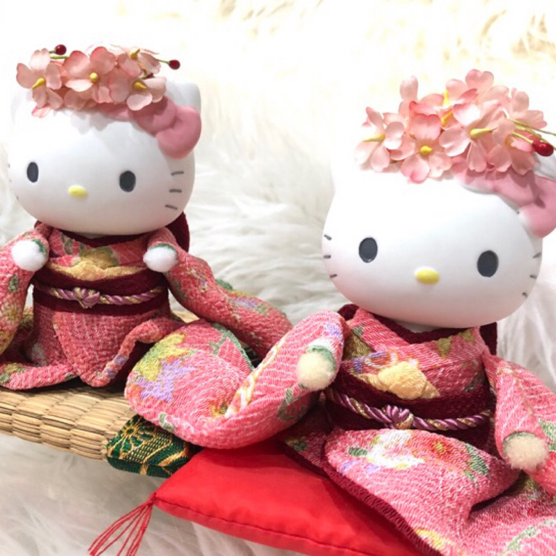 日本進口Hello Kitty和服娃娃高13公分非常的可愛頭飾陶瓷作品展示品釋出坐墊有兩款請私訊剩右邊做紅毯的