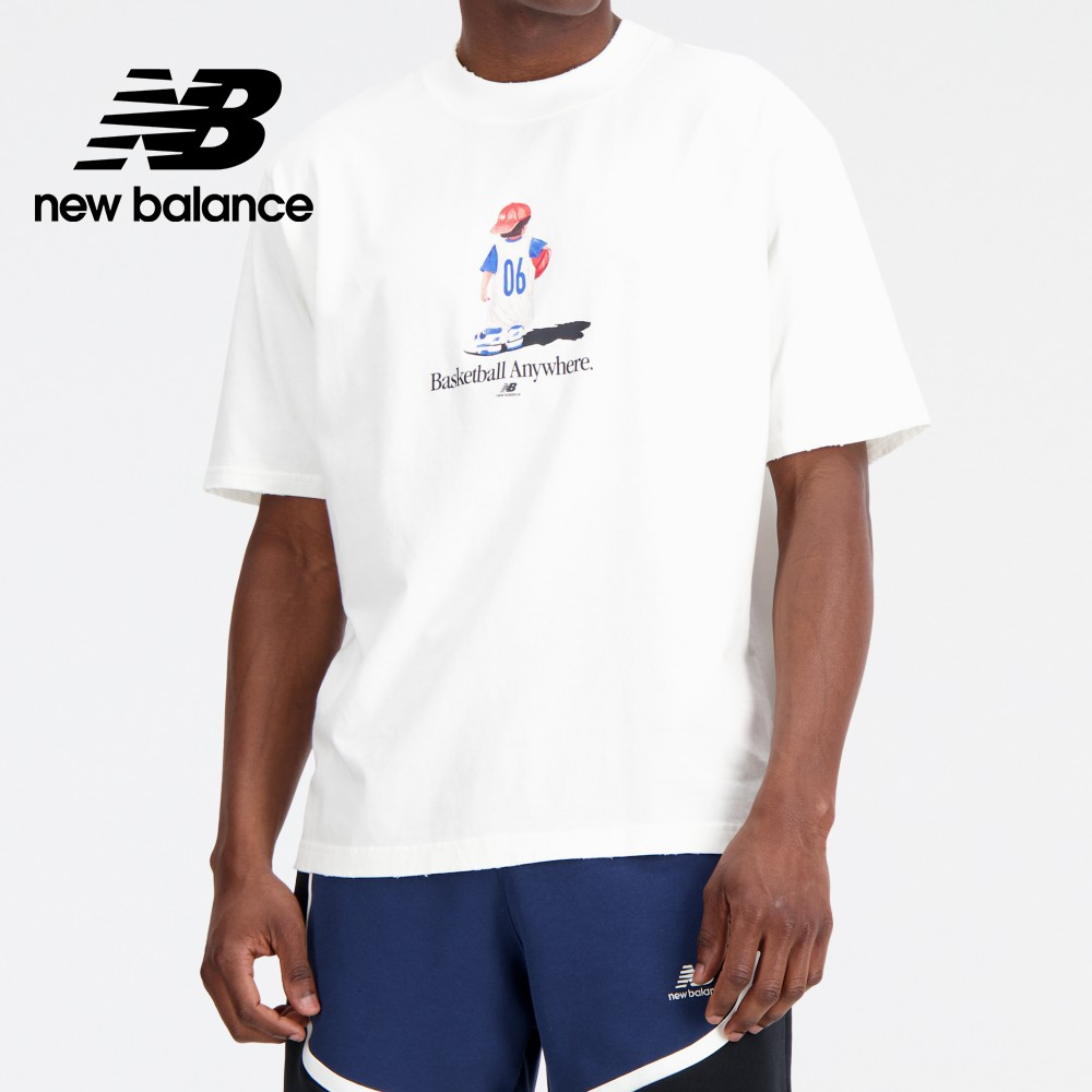 【New Balance】 NB 可愛男孩插畫造型短袖上衣_男性_白色_MT33588SST