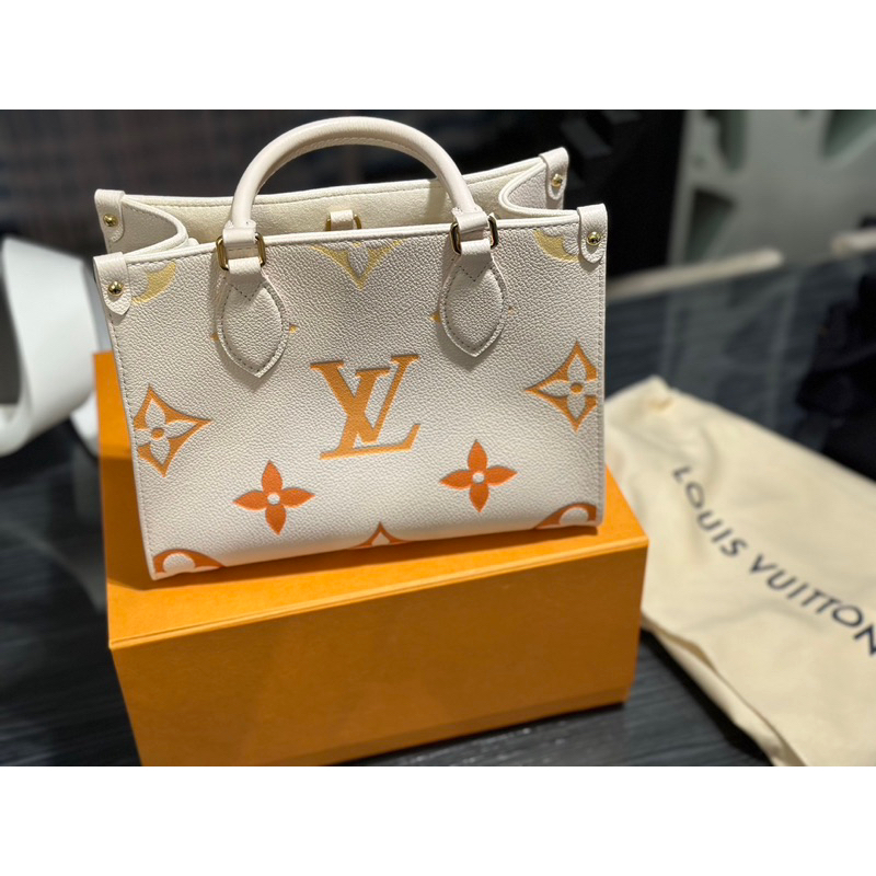 Louis Vuitton LV Onthego PM empreinte Cream Leather ref.254432 - Joli Closet