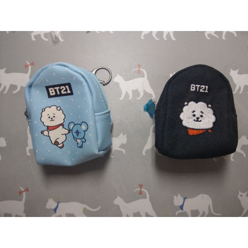 BT21 迷你吊飾包包 卡通人物 黑羊駝款 藍無尾熊 刺繡 PG美人網