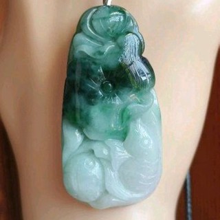 玉貴人…天然飄陽綠 荷包有餘 如意翡翠玉墜，特價.
