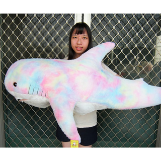 粉色鯊魚娃娃 彩虹鯊魚大玩偶 彩色大隻鯊魚 超大鯊魚抱枕 鯊魚娃娃 彩色鯊魚 生日禮物