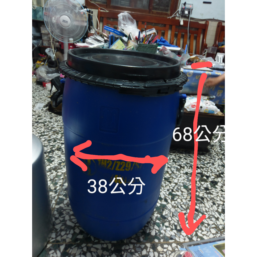 2個二手塑膠空桶(使用過)約為55公升，最大口徑約38公分，高度約68公分，有蓋子及可迫緊，桶