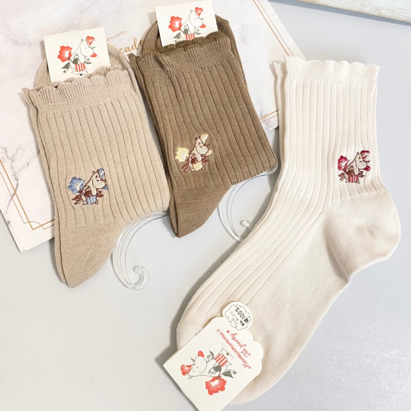 [現貨🇯🇵🔜]  嚕嚕米 媽媽 刺繡 中筒襪 優雅 花朵 日本進口 日本襪子 MOOMIN 襪子 姆明家族