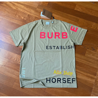 Burberry Horseferry 限定款 白色、軍綠色 前後 滿版印刷字母Logo 寬版 ．男 女可穿 短袖T恤。