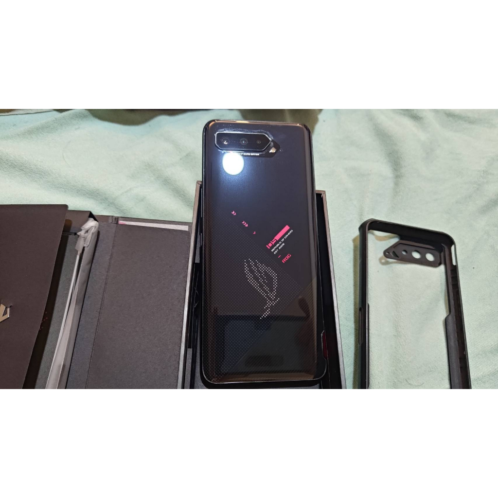 自售ROG Phone 5s一手機 [七、八成新] 盒裝、配件皆完整附贈保護殼與活動保護殼