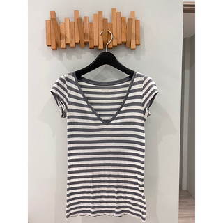 Club Monaco灰白條條 V領Tshirt XS號，二手