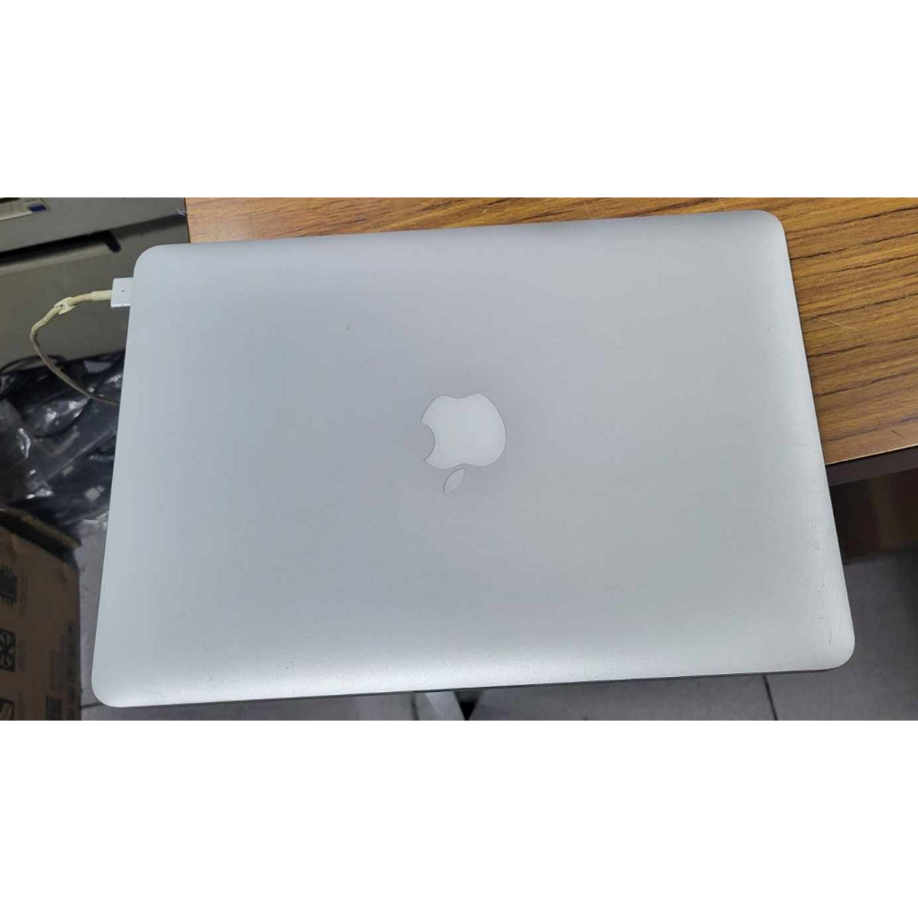 故障品 MacBook PRO   A1502  2013年 無硬碟  無記憶體  外觀大致完整，零件機販售 1750元