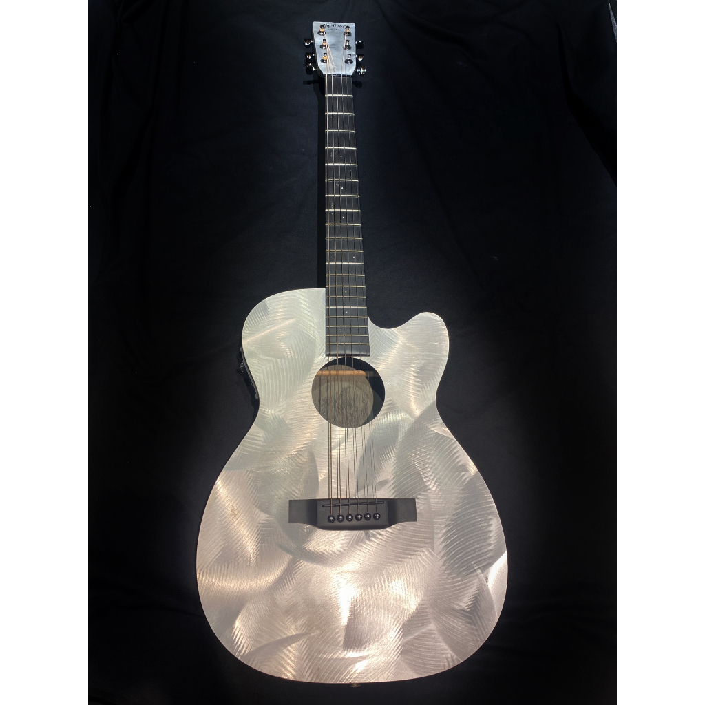 【二手】Martin Alternative X 拉絲鋁質頂級原聲吉他(含拾音器) $38,000用聊聊聯絡,取得優惠折
