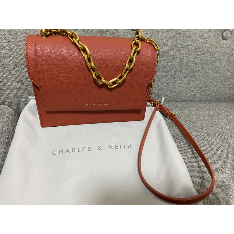 Charles & Keith鍊條掀蓋斜背包-磚紅色