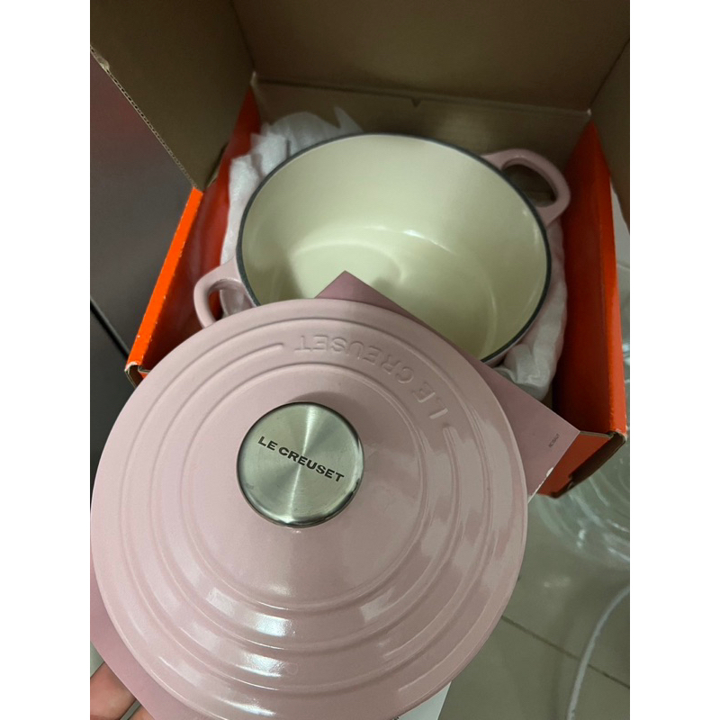 含運【Le Creuset】琺瑯鑄鐵鍋圓鍋18cm(貝殼粉-鋼頭-內鍋白)