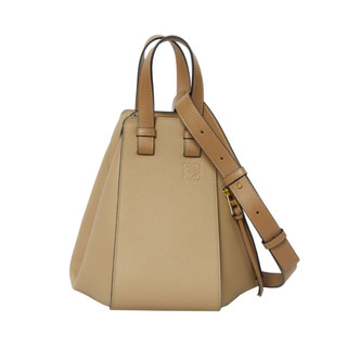 現貨 全新正品 LOEWE Small Hammock 小 柔軟粒面小牛皮 吊床包 肩背包 手提包 沙色