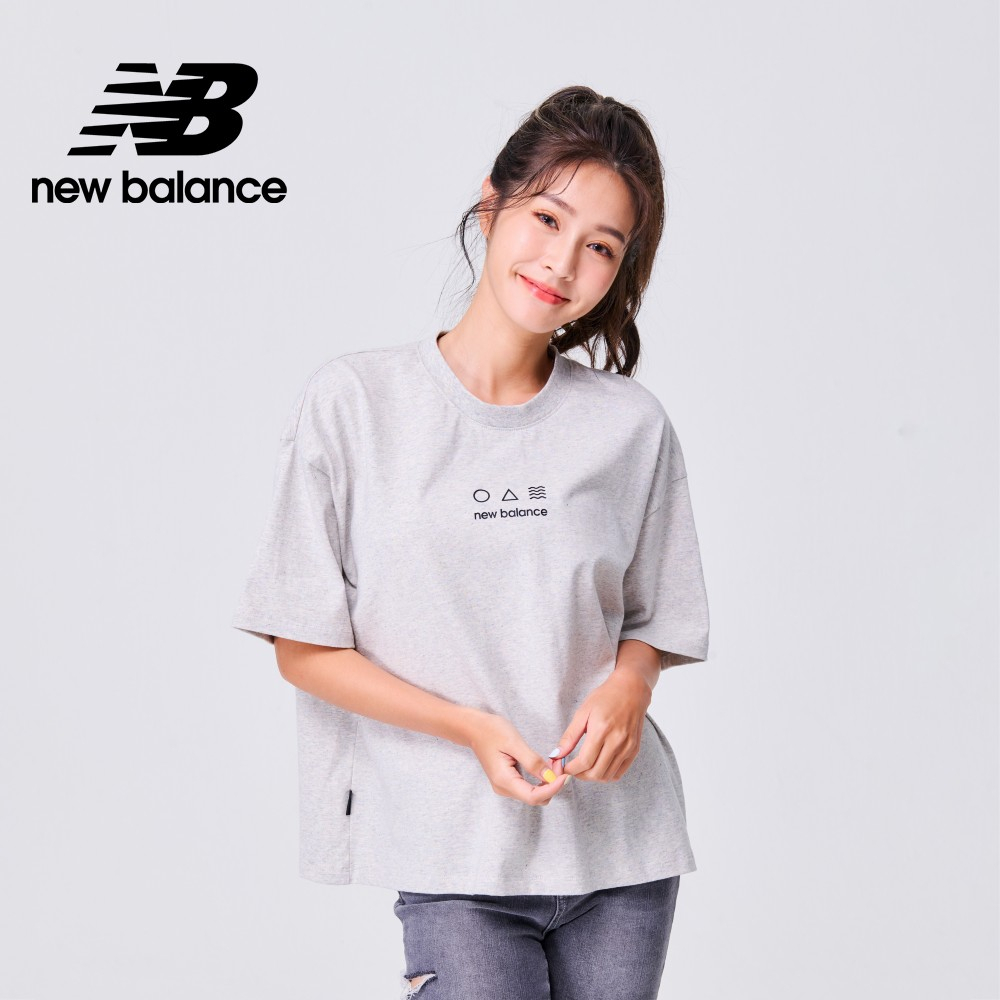 【New Balance】 NB 圓領寬鬆短袖上衣_女性_淺灰色_WT31524SXY