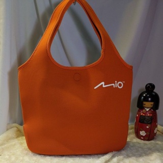 品牌 MIO 厚彈性防潑水單肩包(橘色)可當電腦包，輕便外出包，購物包大容量又亮麗，保護和負重均可外形高雅出眾